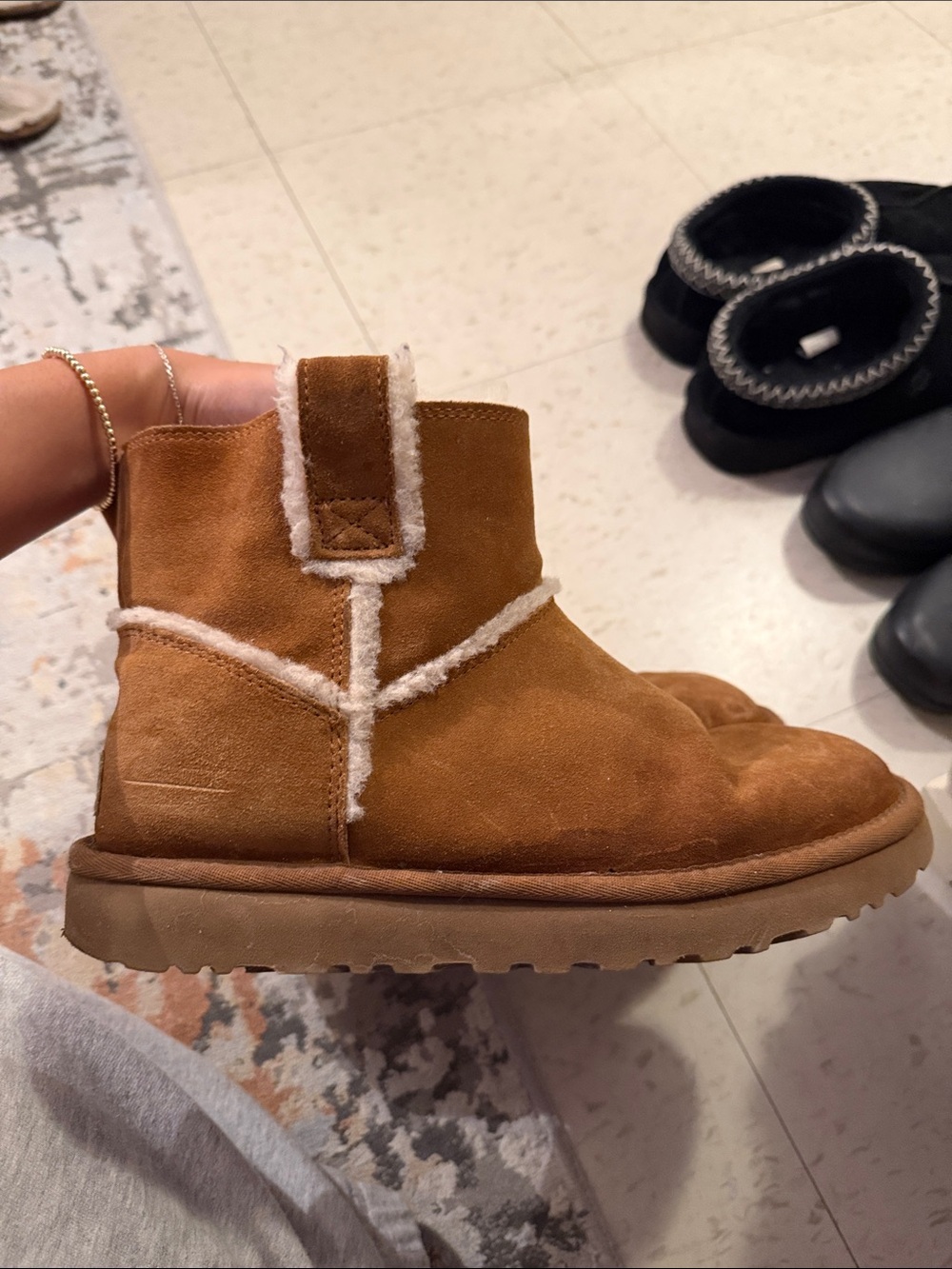 UGG chestnut short boot with sherpa trim